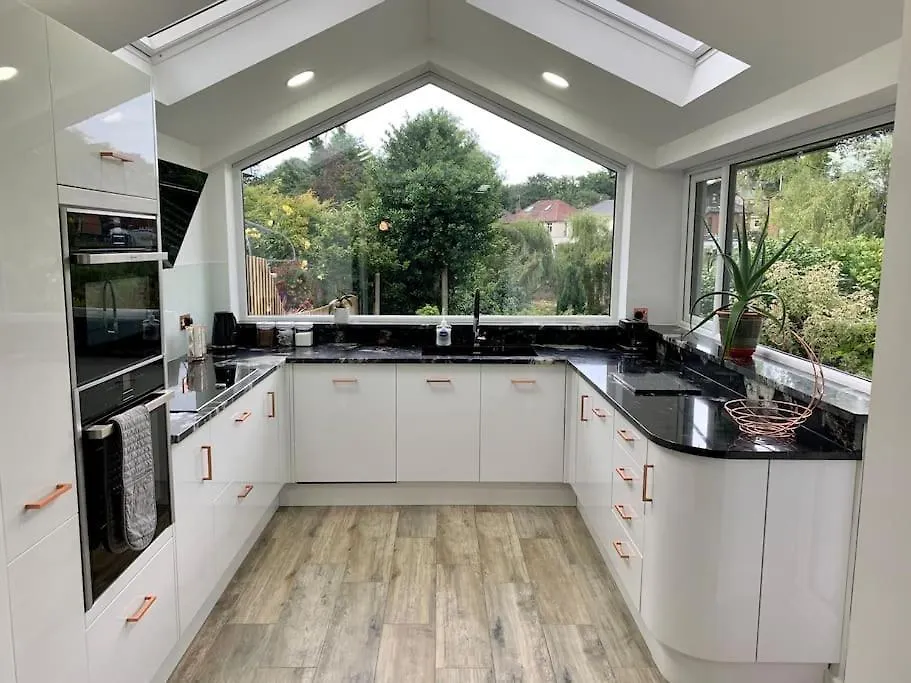 Modern 3 Bedroom Home In Coy Pond, Poole Holiday home