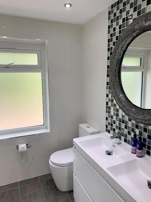 Modern 3 Bedroom Home In Coy Pond, Poole 0*,