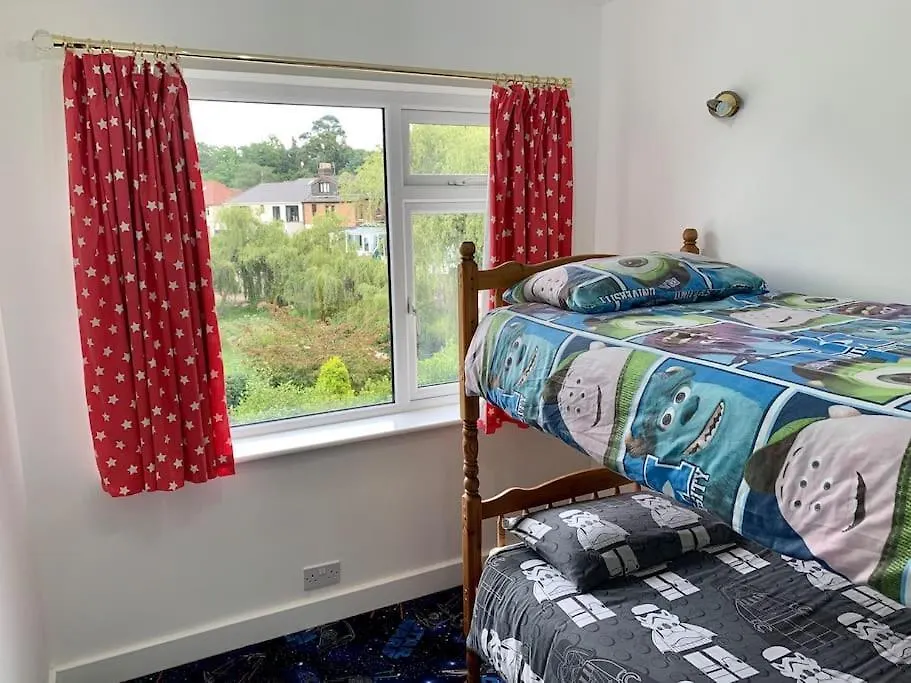 Modern 3 Bedroom Home In Coy Pond, Poole