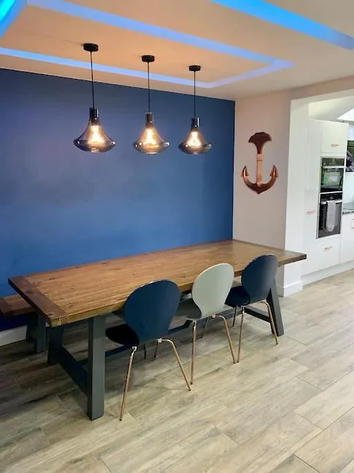 Modern 3 Bedroom Home In Coy Pond, Poole Holiday home
